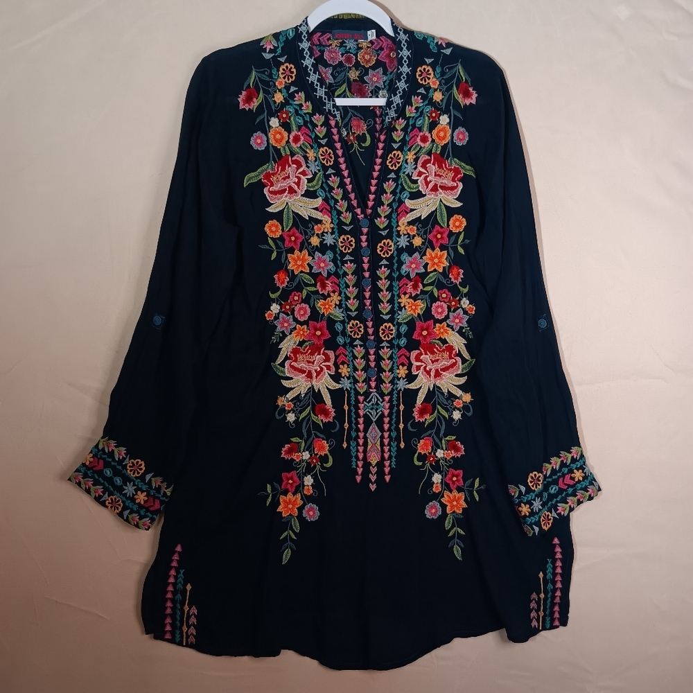 🐞Johnny Was Navy Floral Embroidered Top